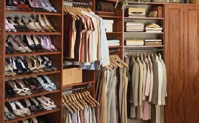 Vestidores a media organizacion y disposicion